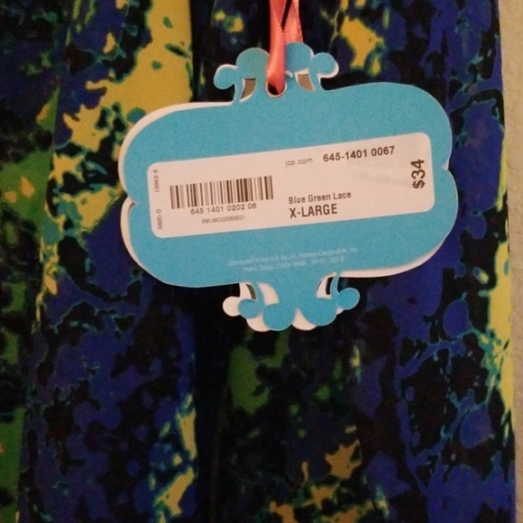 Beautiful XL cut out back blouse. - Picture 2 of 4